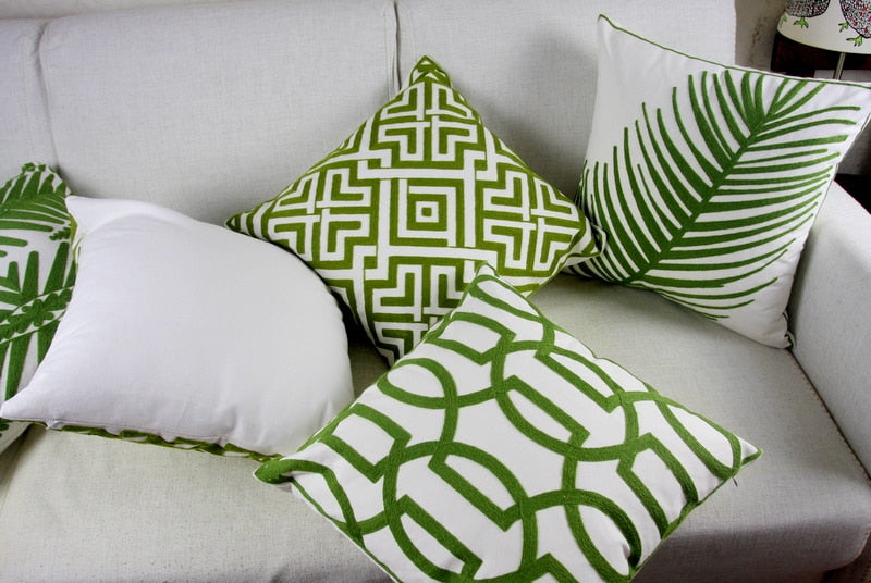 Funda de almohada marroquí geométrica con bordado verde
